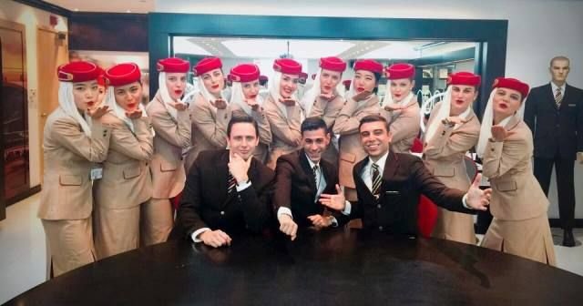Entrar na Emirates como comissário de voo, chegar a Dubai e começar o treinamento no Emirates Aviation College.